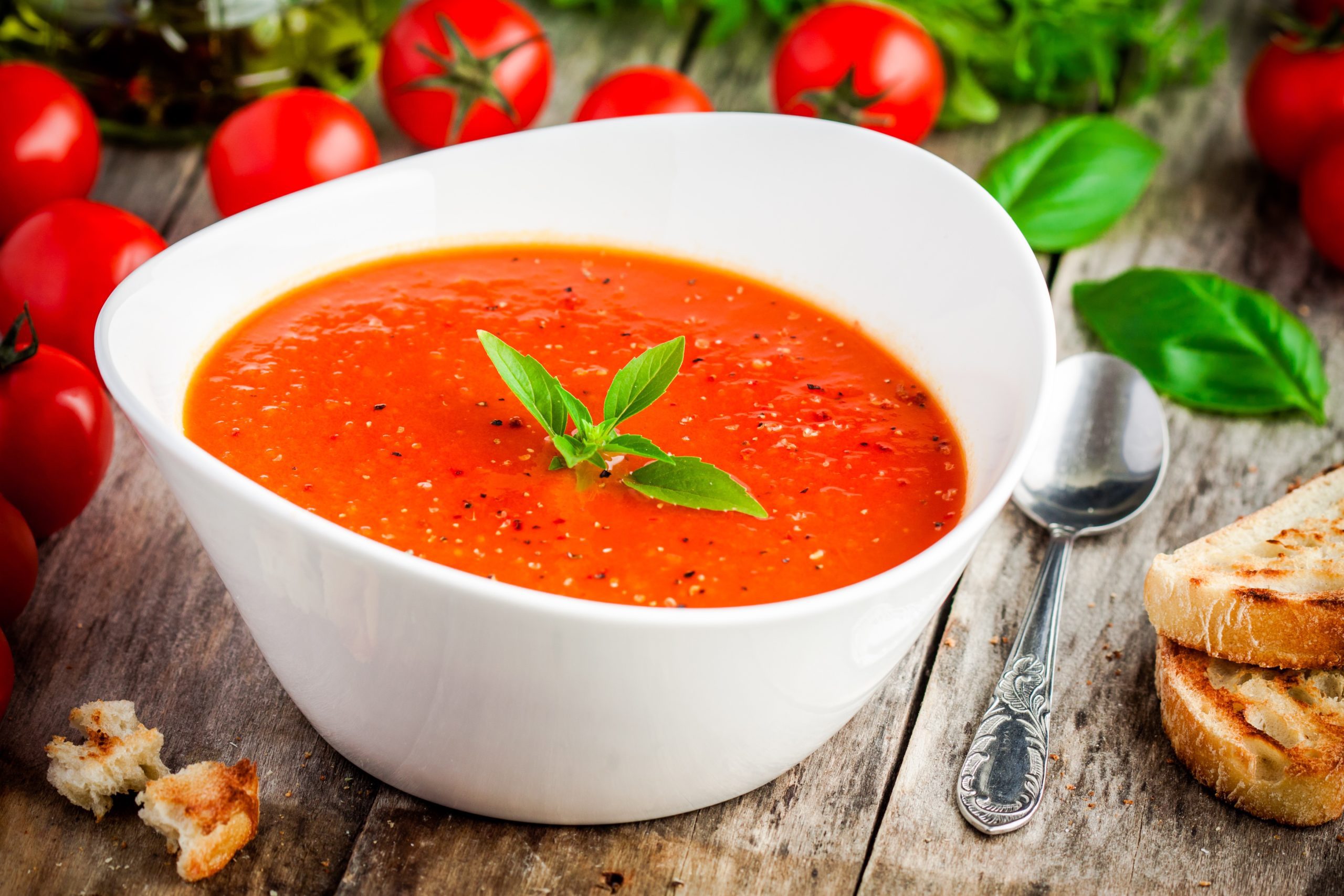 Soupe à la tomate au basilic